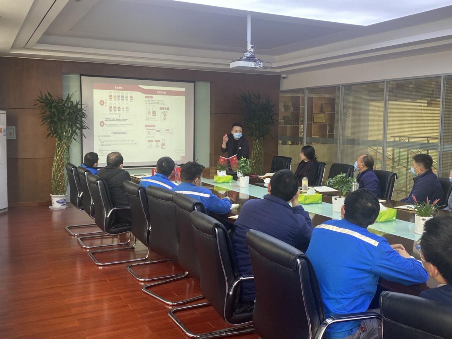 洛科在河南雪花现场开展上锁挂牌产品培训,参会人员围绕投影资料交流